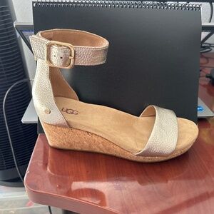 Ugg Zoe Ii Metallic wedge size 7.5